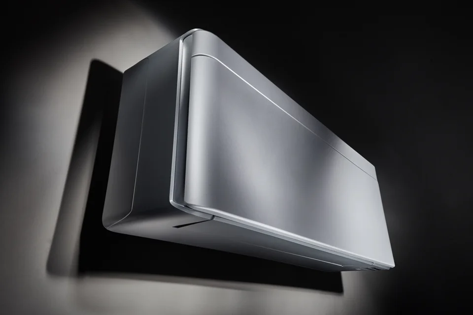 Wandmontiertes Klimagerät, fotografiert von RIESS für Daikin Europe